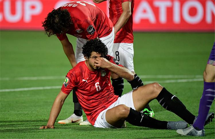 بالفيديو إصابة دموية لـ حجازي في مباراة مصر وزيمبابوي واللاعب يرفض التغيير