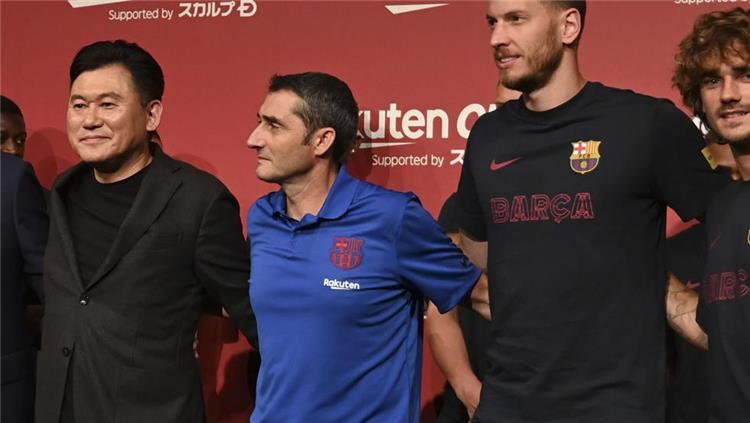 فالفيردي مع نيتو وجريزمان لاعبي برشلونة