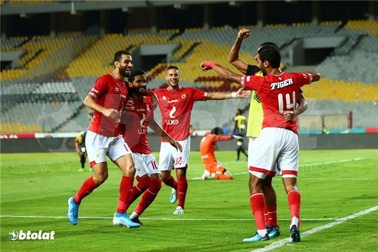 صالح جمعة وحسين الشحات مع لاعبي الأهلي امام المقاولون