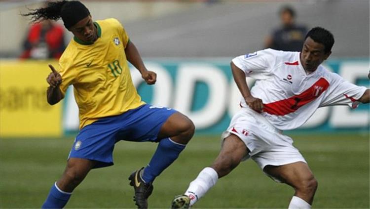 سولانو ورونالدينيو في مباراة سابقة بين البرازيل وبيرو