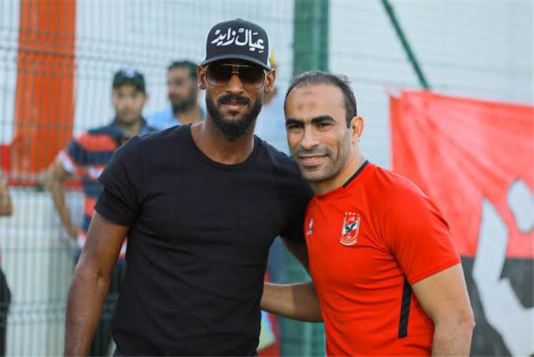 أنيلكا أثناء زيارة معسكر الأهلي