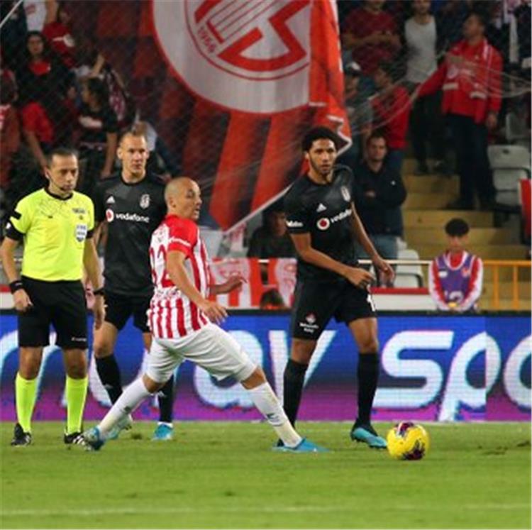 محمد النني لاعب بشكتاش التركي
