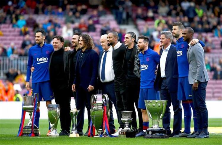 سيدو كيتا إلى جانب لاعبو برشلونة للإحتفال بذكرى السداسية التاريخية