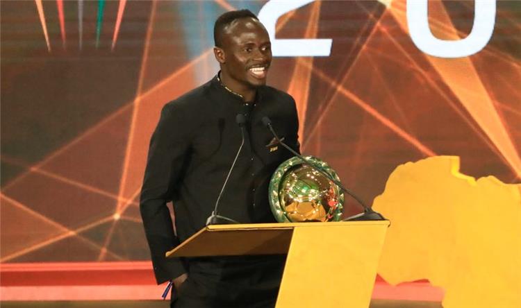 ساديو ماني مع جائزة أفضل لاعب في إفريقيا 2019