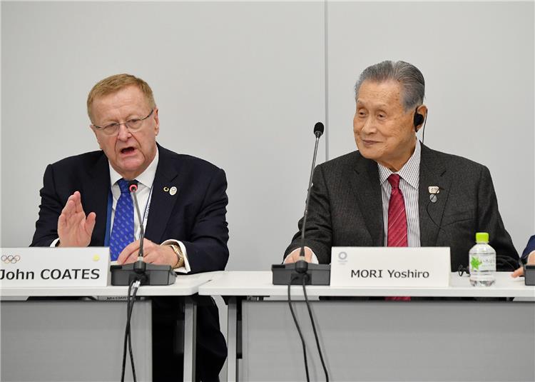 يوشيري موري على اليمين ويساره جون كواتيس رئيس اللجنة الأولمبية