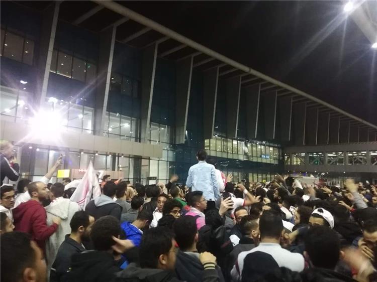 مشجعو الزمالك في مطار القاهرة