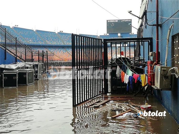 بالصور ممرات استاد القاهرة غارقة في المياه قبل مباراة الأهلي والزمالك