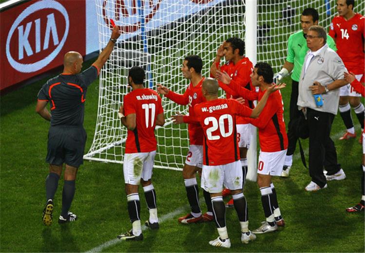 فلاشباك بطولات عندما تسببت ثلاجة حسن شحاتة في أداء منتخب مصر التاريخي أمام البرازيل بطولات
