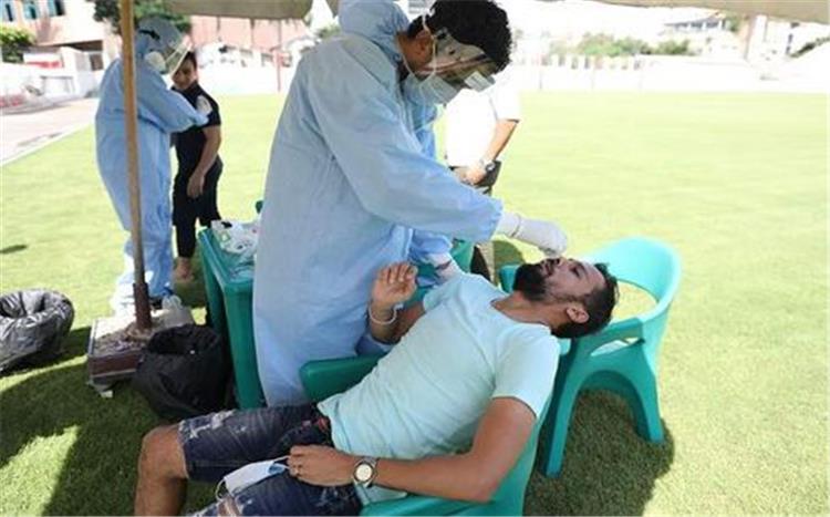 لاعب نادي الأولمبي خلال المسحة الطبية