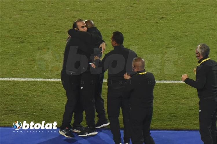 سيد عبد الحفيظ يعانق موسيماني في مباراة نهائي دوري أبطال إفريقيا أمام الزمالك