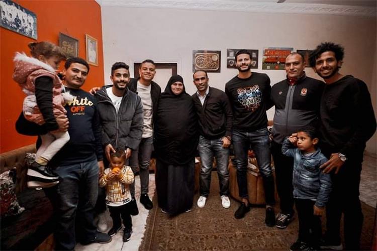 سيد عبد الحفيظ ولاعبي الأهلي في زيارة لمنزل الراحل محمد عبد الوهاب