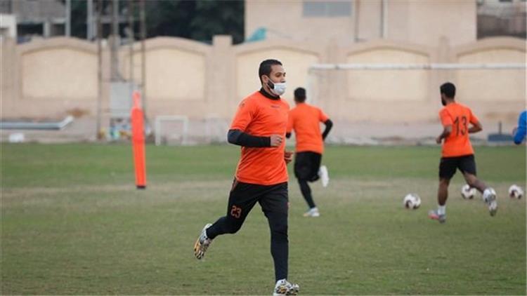 احمد علي لاعب البنك الأهلي في التدريبات