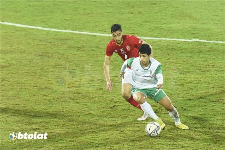 عمار حمدي يركض بالكرة وخلفه أكرم توفيق لاعب الأهلي