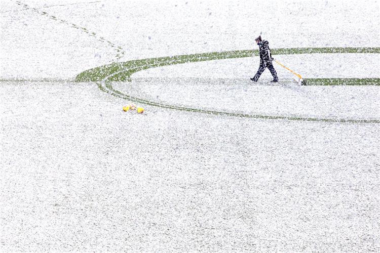 الثلوج في ملعب أتلتيكو مدريد التدريبي