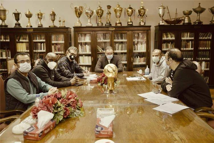 محمود الخطيب رئيس النادي الاهلي يجتمع مع بيتسو موسيماني والجهاز المعاون في مقر النادي