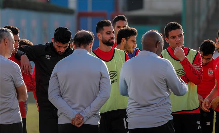 بيتسو موسيماني يجتمع مع لاعبي الأهلي