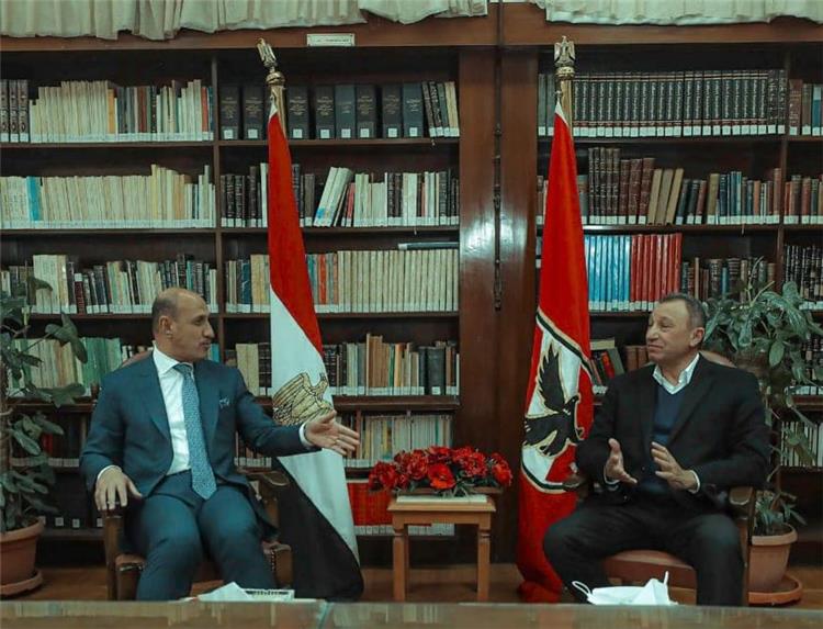 محمود الخطيب رئيس النادي الأهلي مع وزير الرياضة العراقي