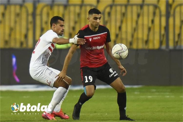 محمد اشرف روقا في صراع على الكرة مع احمد سمير في مباراة الزمالك وطلائع الجيش