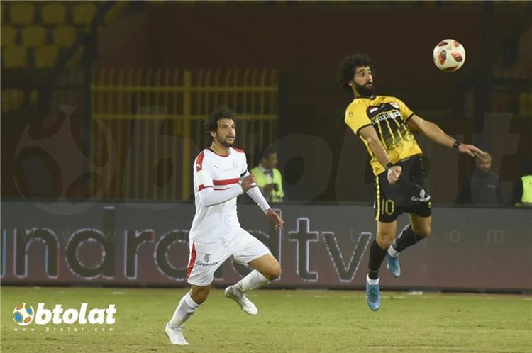 باسم مرسي يستلم الكرة ويركض خلفه محمود علاء من مباراة الزمالك والانتاج الحربي في الدوري