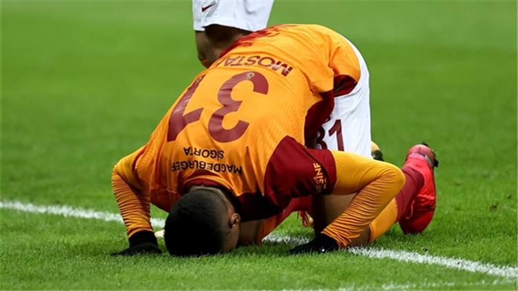 مصطفى محمد يسجد لله بعد تسجيله أول هدف مع جالطة سراي ضد باشاك شهير في الدوري التركي