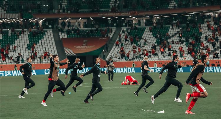 احتفال لاعبو الاهلي بحصد الميدالية البرونزية في كأس العالم للاندية قطر 2021
