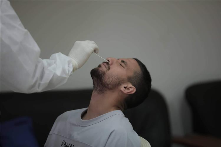 طاهر محمد طاهر خلال المسحة الطبية