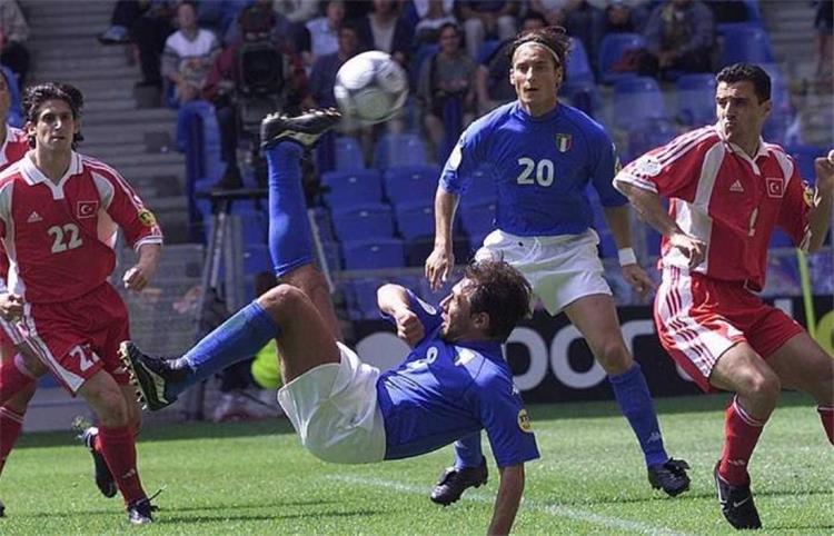 من مباراة إيطاليا وتركيا يورو 2000