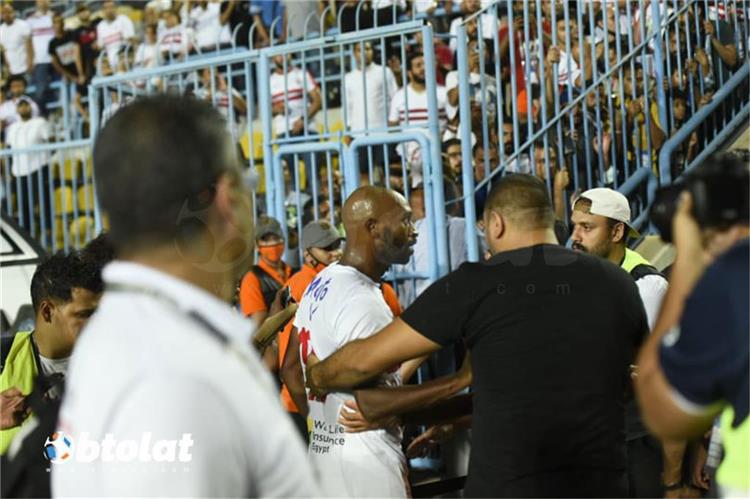 مشادة شيكابالا مع احمد مجاهد خلال بعد مباراة الزمالك والبنك الاهلي
