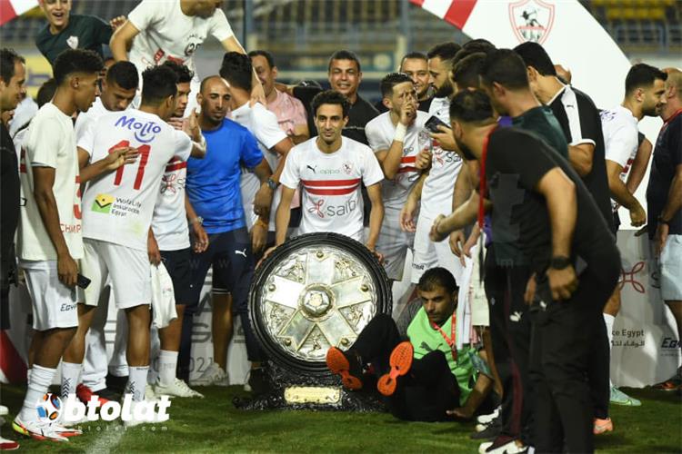احتفال لاعبي الزمالك بدرع الدوري