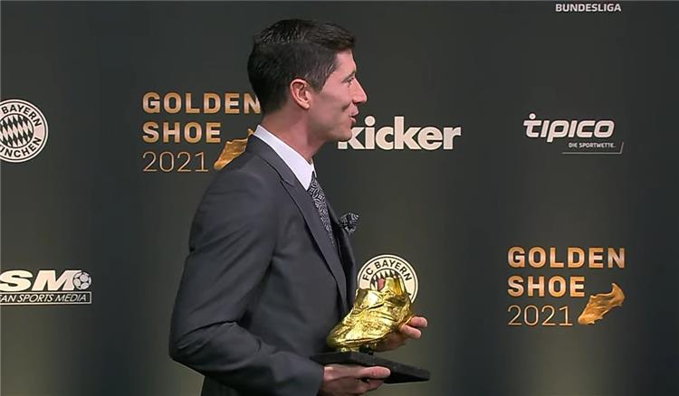 ليفاندوفسكي مع جائزة الحذاء الذهبي