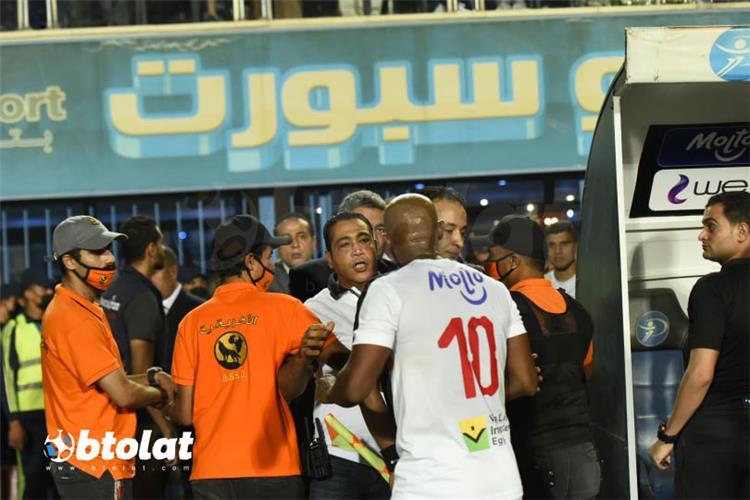 مشادة شيكابالا مع احمد مجاهد خلال بعد مباراة الزمالك والبنك الاهلي
