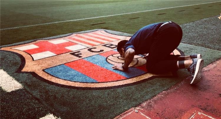 داني ألفيس يقبل شعار برشلونة