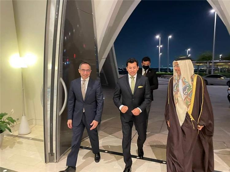 وزير الرياضة خلال وصوله قطر لحضور افتتاح بطولة كأس العرب