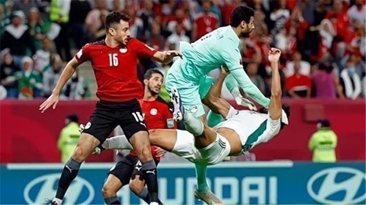 تدخل الشناوي على بونجاح في مباراة مصر والجزائر