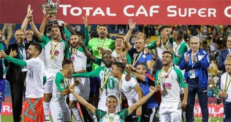 فريق الرجاء المغربي يحتفل بتتويجه بطلا لكاس الكونفدرالية الافريقية