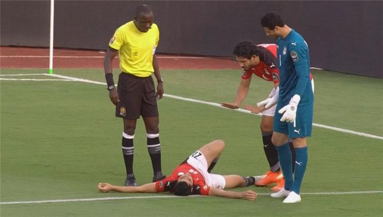 إصابة أكرم توفيق خلال مباراة مصر ونيجيريا