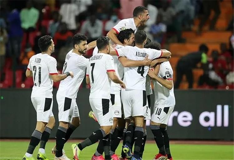 احتفال لاعبي منتخب مصر بهدف الفوز على غينيا