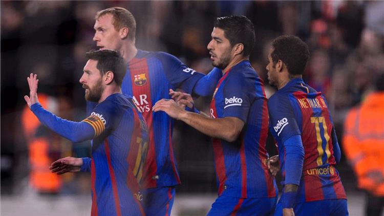 لاعب برشلونة السابق يقارن بين ميسي ورونالدو ويعلق على رحيل نيمار