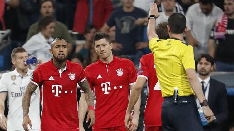 أخبار الشرطة تمنع ثلاثي بايرن ميونخ من الاعتداء على الحكم في غرفة خلع الملابس