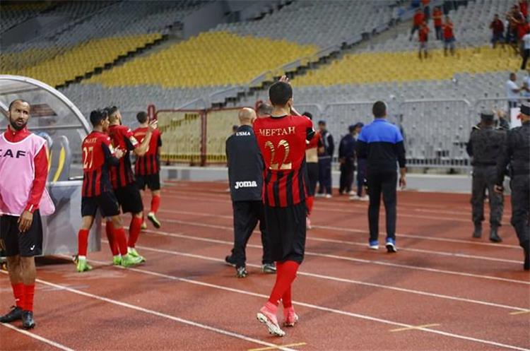 بالصور اتحاد العاصمة يرد الجميل لجماهيره بعد التعادل مع الزمالك