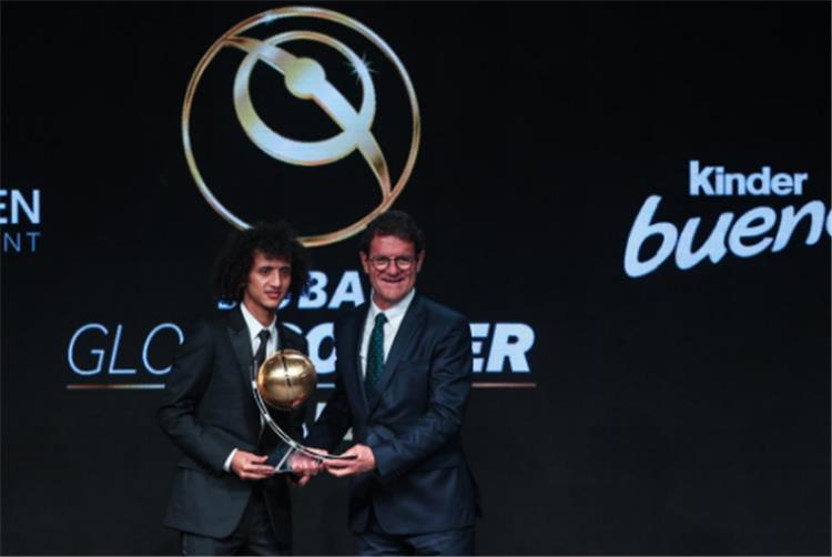 أخبار رسميا عموري يتوج بجائزة جلوب سوكر لأفضل لاعب خليجي والهلال السعودي نادي العام