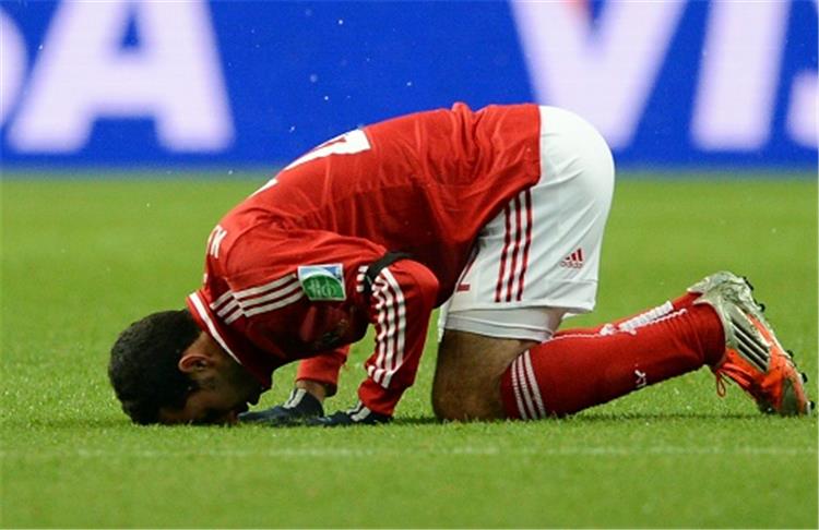 تريكة أشعر بالفخر عندما يسجد لاعب عربي في الملاعب الأوربية