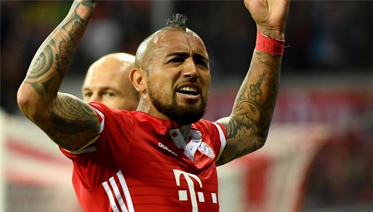 سوشيال_بطولات فيدال يحصل على وشم مؤلم لتوجيه رسالة إلى ريال مدريد