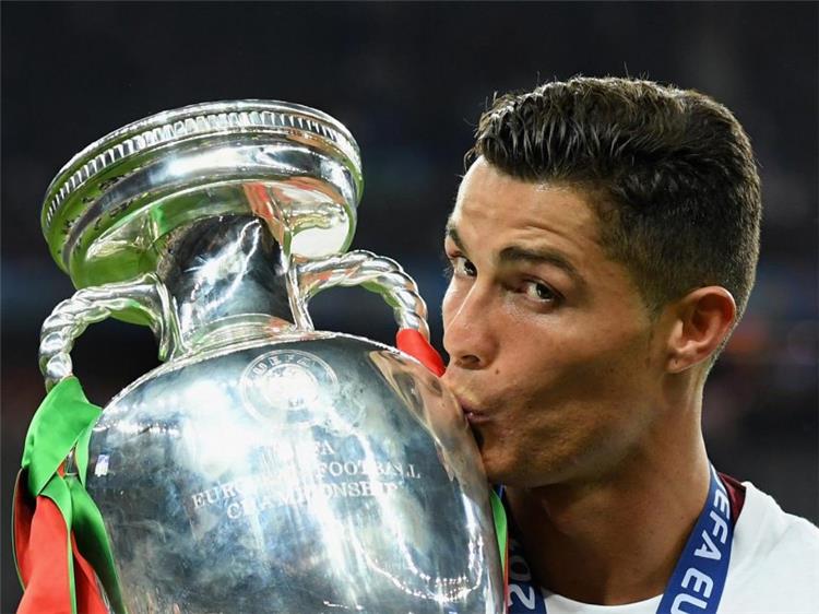 أخبار مسئولو ريال مدريد يشعرون بحالة من الثقة تجاه بقاء رونالدو