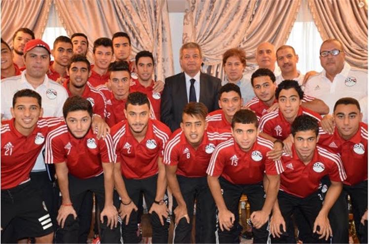 وزير الرياضة يدعم منتخب الشباب قبل السفر لخوض أمم إفريقيا