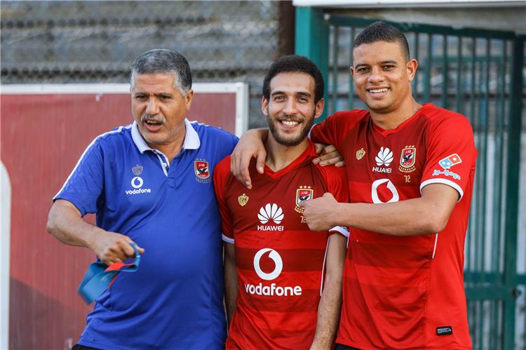 صورة هشام محمد يهدي قميص الأهلي للاعب المقاصة