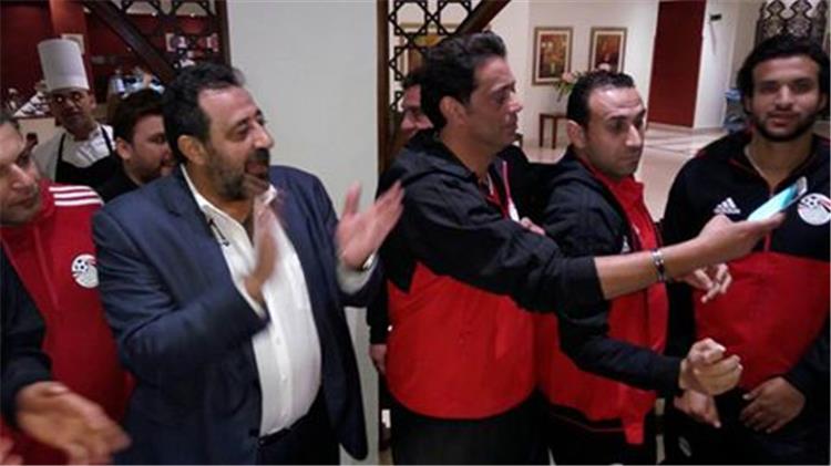 بالصور منتخب المحليين يحتفل بعيد ميلاد هاني رمزي الـ48