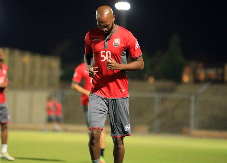 شيكابالا يصافح زملاء الأمس قبل ودية الزمالك والرائد السعودي