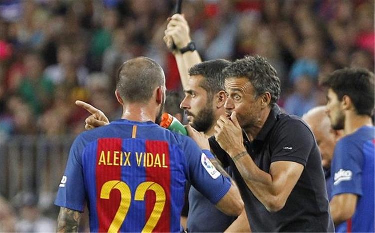 تاكتيكس برشلونة لن يتعاقد مع بديل فيدال بسبب خطة 3 4 3