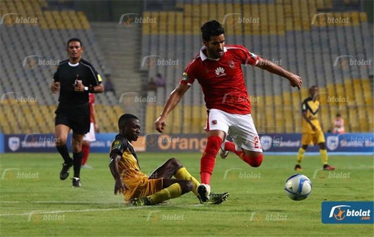 صورة صالح جمعة يحرص على مصافحة شقيقه قبل مواجهة إنبي